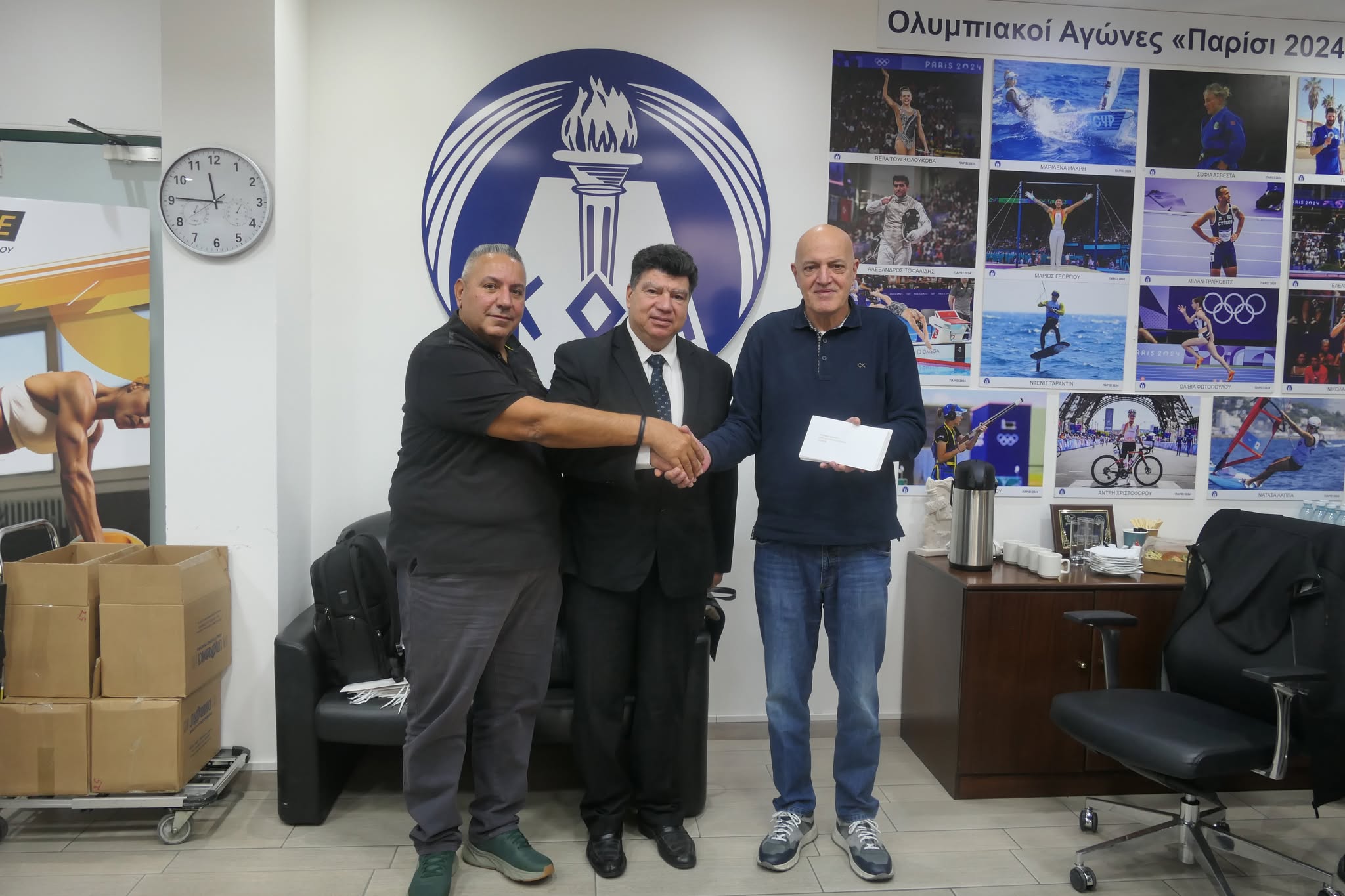 Ο ΚΟΑ παρέδωσε στο ΥΠΑΝ 45 δωροκουπόνια για άπορους μαθητές/αθλητές