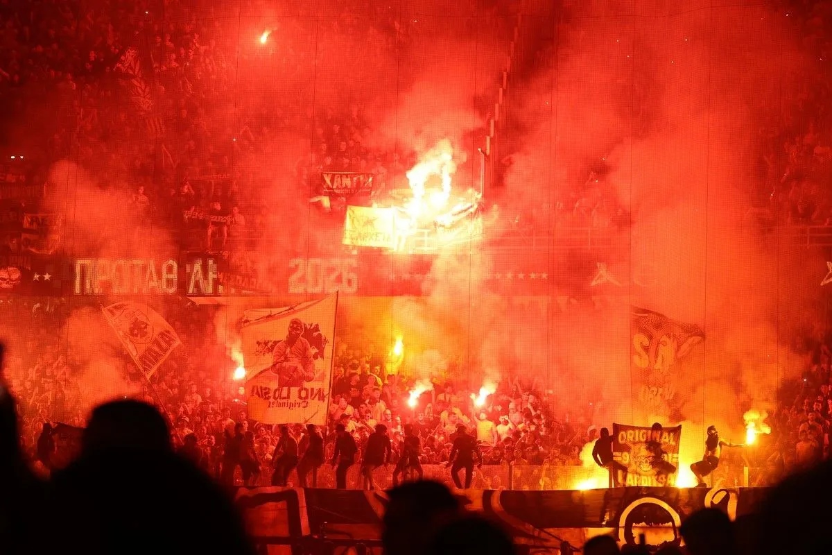 AEK: Το σύνθημα των οπαδών της Ένωσης για τον Βαγγέλη Μαρινάκη πριν την απονομή