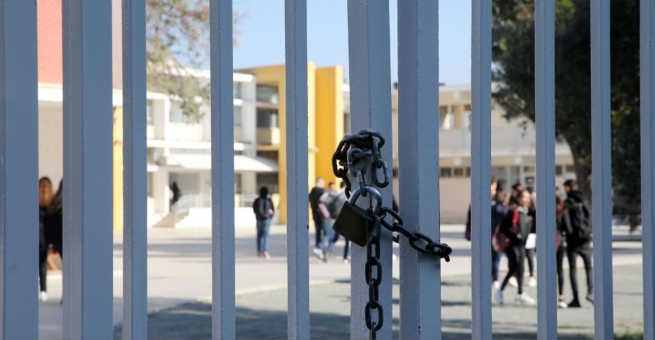 Εικόνες ντροπής σε δημοτικό σχολείο – Πυρπόλησαν στάση λεωφορείου και κατέστρεψαν χριστουγεννιάτικο διάκοσμο