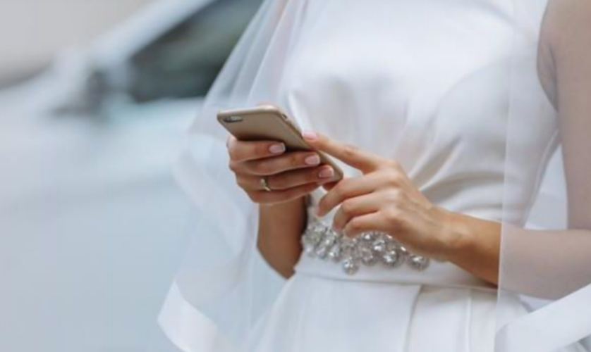 ΧΑΜΟΣ σε γάμο: Η νύφη διάβαζε στη δεξίωση SMS του γαμπρού με την… ερωμένη! Ποιος της τα έδωσε… ΧΑΜΟΣ σε γάμο: Η νύφη διάβαζε στη δεξίωση SMS του γαμπρού με την… ερωμένη! Ποιος της τα έδωσε…