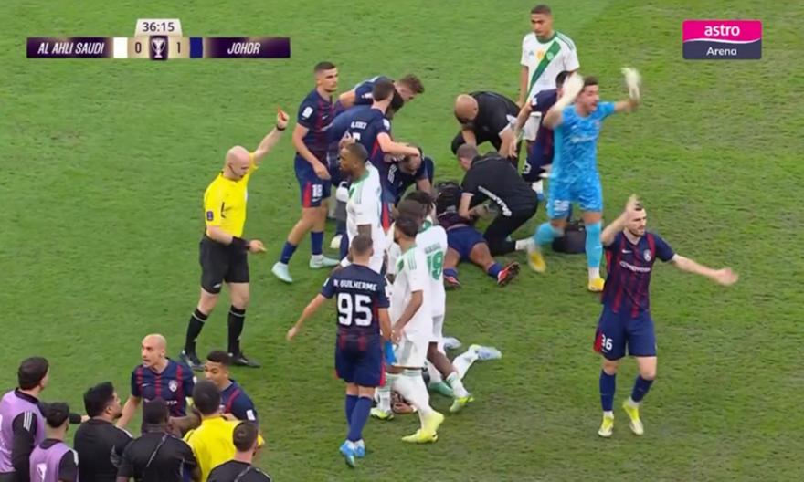 Σοκαριστικός τραυματισμός: Πρώην παίκτης της Πάφου έπεσε αναίσθητος μετά από κλωτσιά στο κεφάλι! (ΒΙΝΤΕΟ)