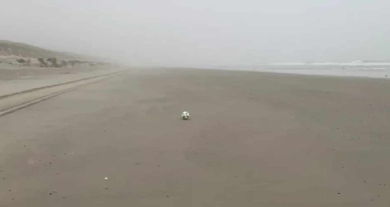 Ένα σουτ έστειλε τη μπάλα 640 χιλιόμετρα μακριά: Από τη Σκωτία έφθασε σε παραλία της Ολλανδίας!