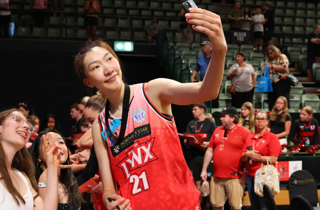 Είναι Κινέζα, παίζει μπάσκετ στην Αυστραλία και όλοι την συγκρίνουν με τον Γουεμπανιαμά (BINTEO)