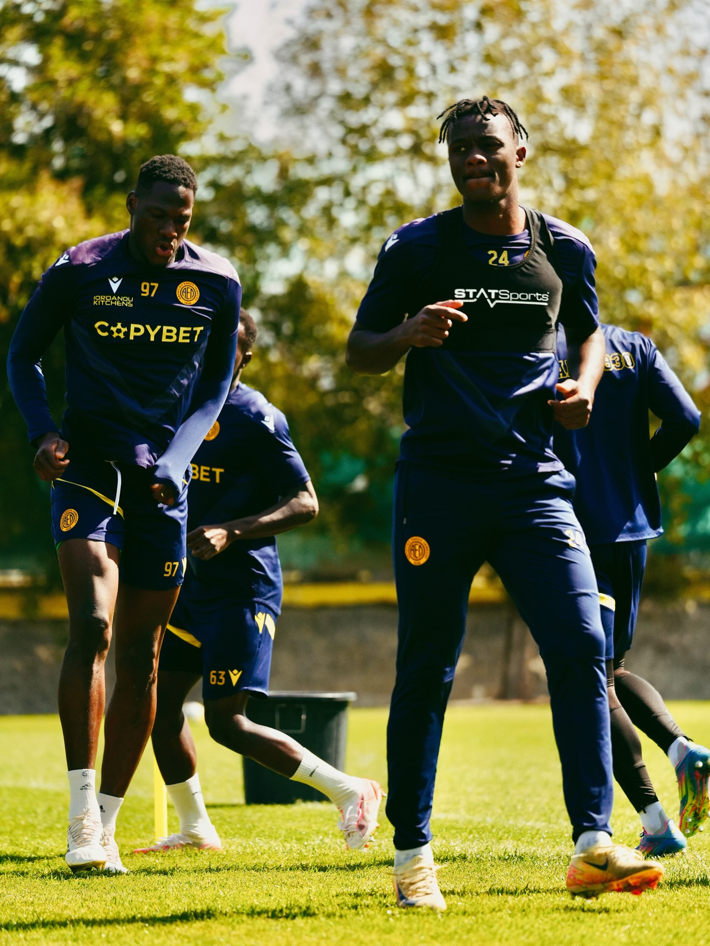 &Alpha;&Epsilon;&Lambda;: &Sigma;&tau;&omicron; &mu;&iota;&kappa;&rho;&omicron;&sigma;&kappa;ό&pi;&iota;&omicron; 18&chi;&rho;&omicron;&nu;&omicron;&sigmaf; &sigma;&tau;ό&pi;&epsilon;&rho; (&Phi;&Omega;&Tau;&Omicron;&Gamma;&Rho;&Alpha;&Phi;&Iota;&Epsilon;&Sigma;)