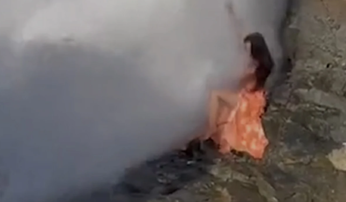 Συγκλονιστικό video: Δείτε πως τουρίστρια γλίτωσε από βέβαιο θάνατο - Η στιγμή που την «κατάπιε» κύμα