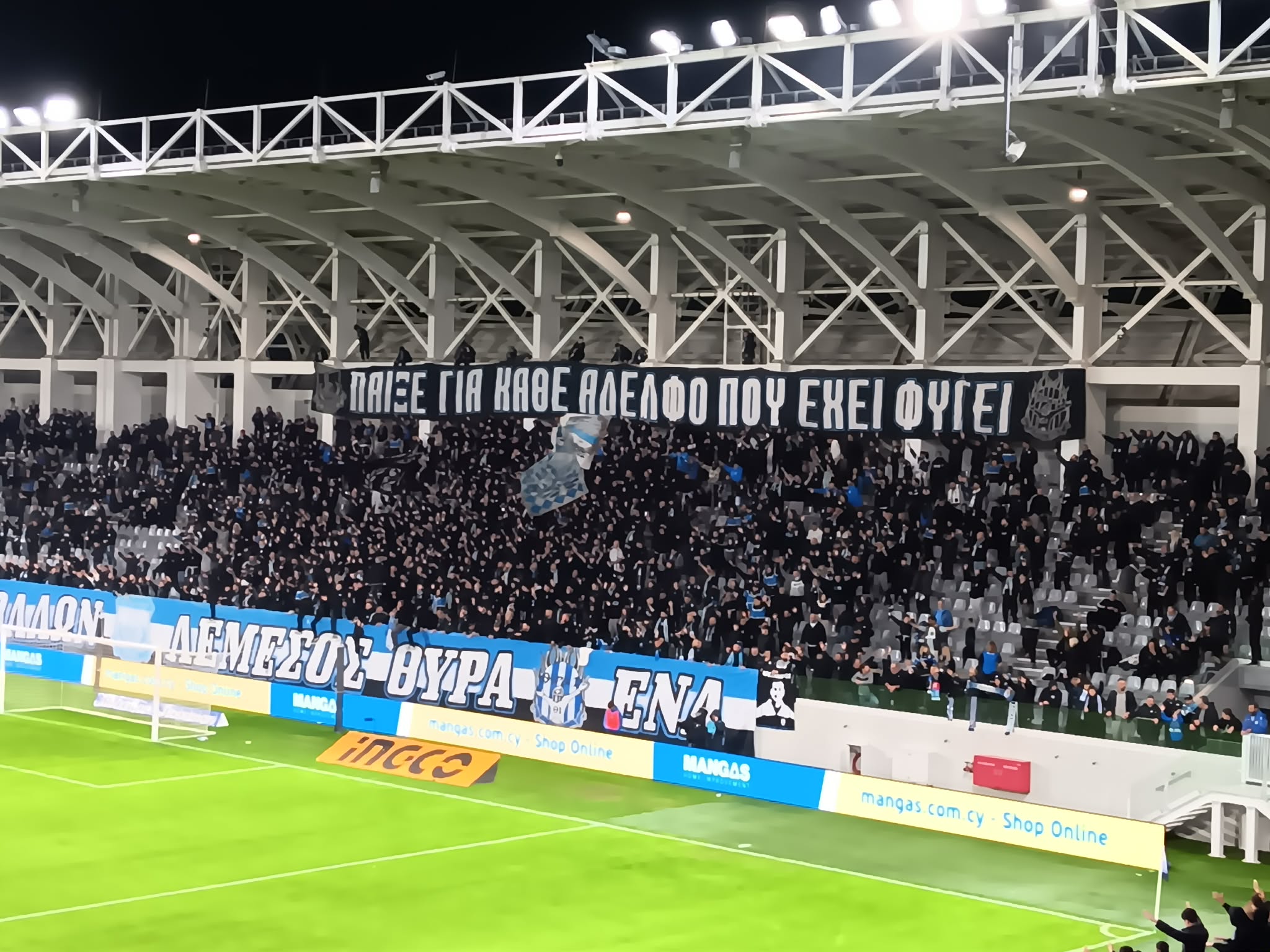 Γέμισαν τα πέταλα Θύρα 1 και Μαχητές