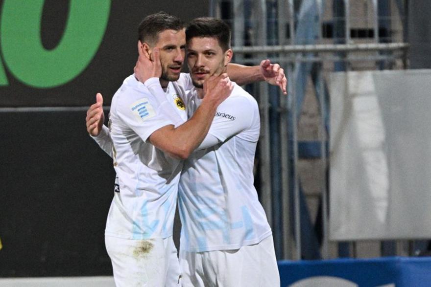 Εκτελεστής Γιόβιτς και σωτήρας Στρακόσα κράτησαν την ΑΕΚ στην κορυφή!