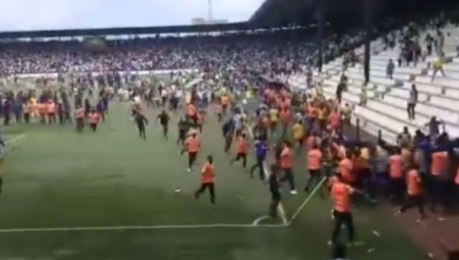 Αναβλήθηκε ντέρμπι μετά από ξύλο και εισβολή οπαδών στο γήπεδο (ΒΙΝΤΕΟ)