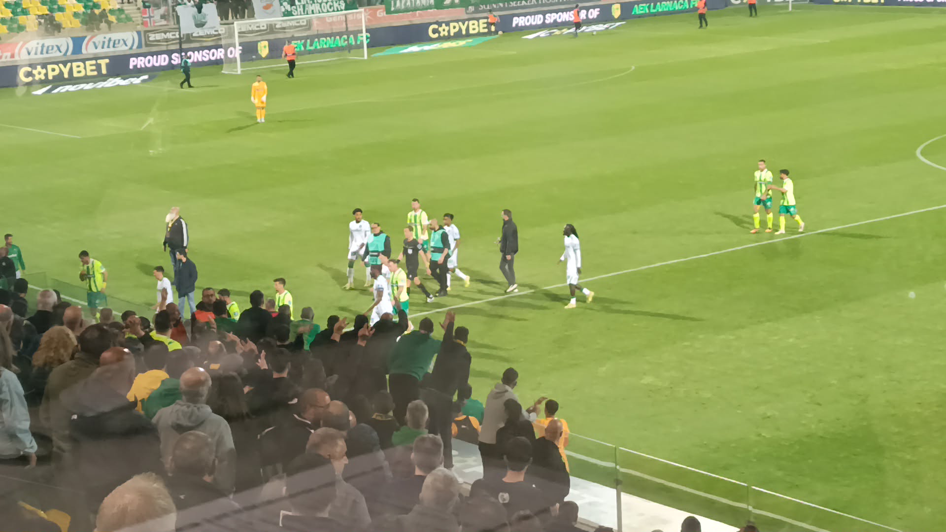 Ένταση στην «Αρένα»: Αποδοκιμασίες για τη διαιτησία στο ημίχρονο από του τους φίλους της ΑΕΚ (ΦΩΤΟΓΡΑΦΙΕΣ)