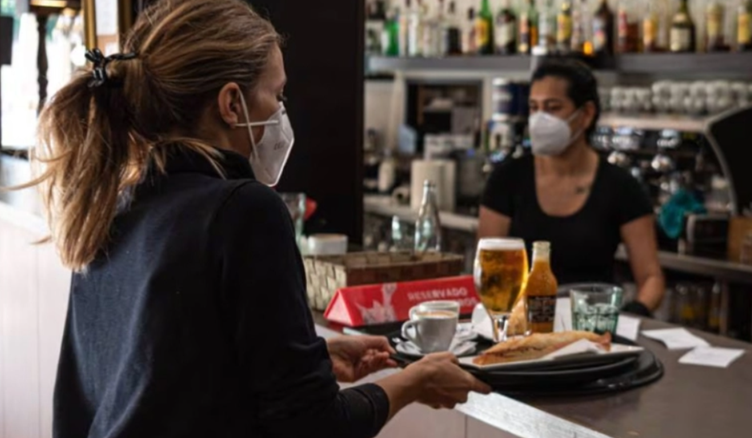 Απολύθηκε μετά από 5 ημέρες και δικαιώθηκε με 60.000 ευρώ - Το λάθος που κόστισε ακριβά στην εταιρεία