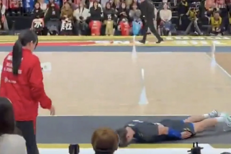 Γιαπωνέζος βολεϊμπολίστας έπεσε στα πατώματα για να ζητήσει συγγνώμη από κοπέλα που χτύπησε κατά λάθος