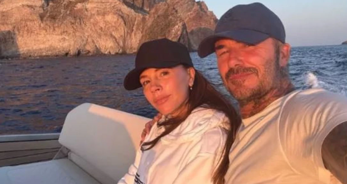 Δεν περιμέναμε να το δούμε από τον Ντέιβιντ Μπέκαμ - Η Βικτόρια τον... ξεμπρόστιασε για την συνήθειά του στον ύπνο 