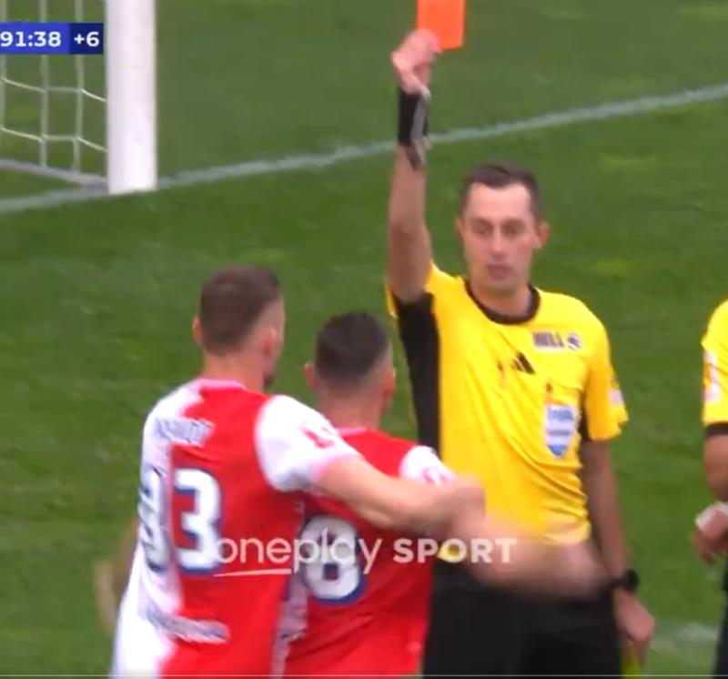 ΕΞΑΛΛΟΣ με το πέναλτι παίκτης της Σλάβια Πράγας, παραλίγο να... ορμήξει στον διαιτητή! (ΒΙΝΤΕΟ)