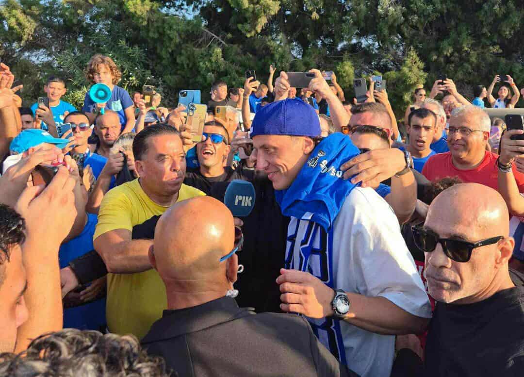 ΝΤΑΒΙΝΤ ΛΟΥΙΖ: Η στιγμή που γίνεται ένα με τους Παφίτες – ΧΑΜΟΣ στο αεροδρόμιο (ΒΙΝΤΕΟ)