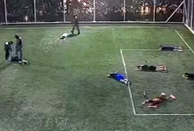 Βίντεο - σοκ: Εκτελεστές μεταμφιεσμένοι σε αστυνομικούς εισβάλλουν σε γήπεδο και εκτελούν αντίπαλους κακοποιούς