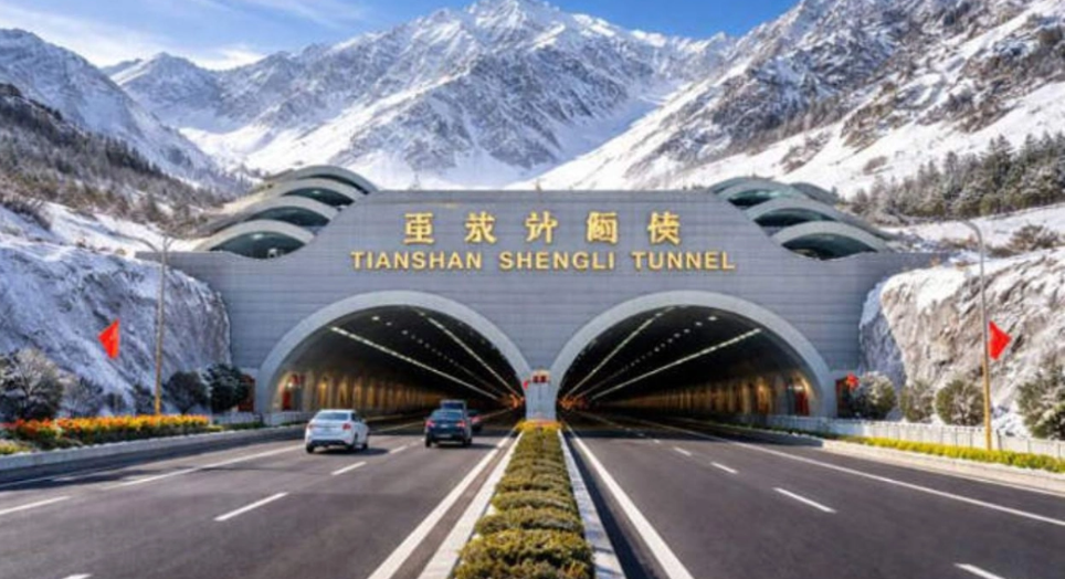 Άνοιξε η μεγαλύτερη σήραγγα αυτοκινητοδρόμου στον κόσμο: Διασχίζει βουνά σε 20 λεπτά (BINTEO)