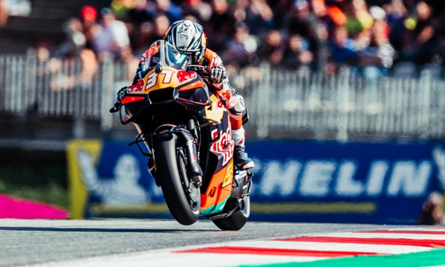 Πρώτη νίκη καριέρας στο Moto GP για τον εκπληκτικό Ακόστα μέσα στο «σπίτι» της Red Bull KTM!