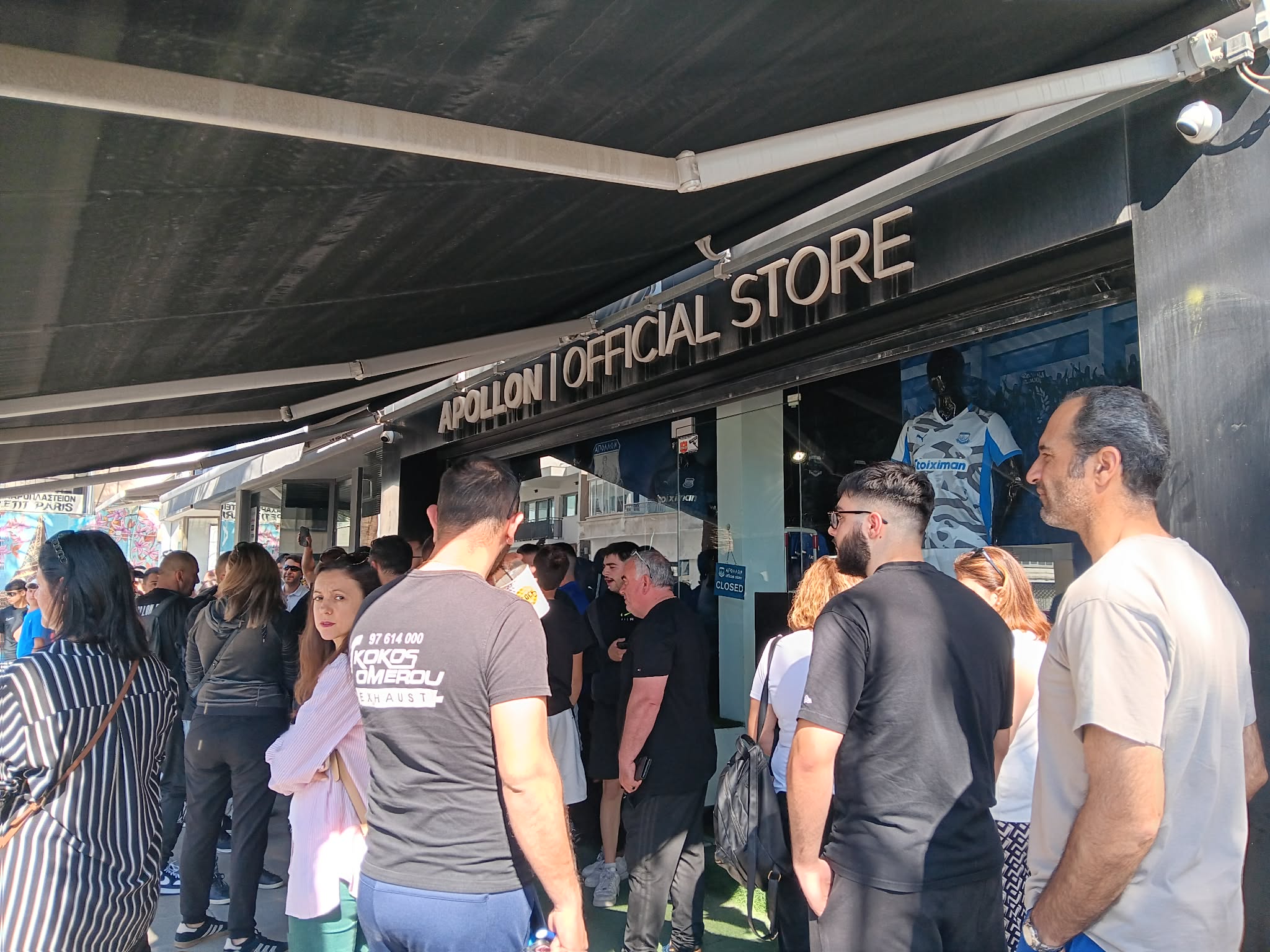 Απολλωνίστικη «τρέλα» και «δίψα» - Περιμέναν στην Μπουτίκ από τις 7:00 για ένα «μαγικό χαρτάκι» για τον τελικό! (ΒΙΝΤΕΟ)