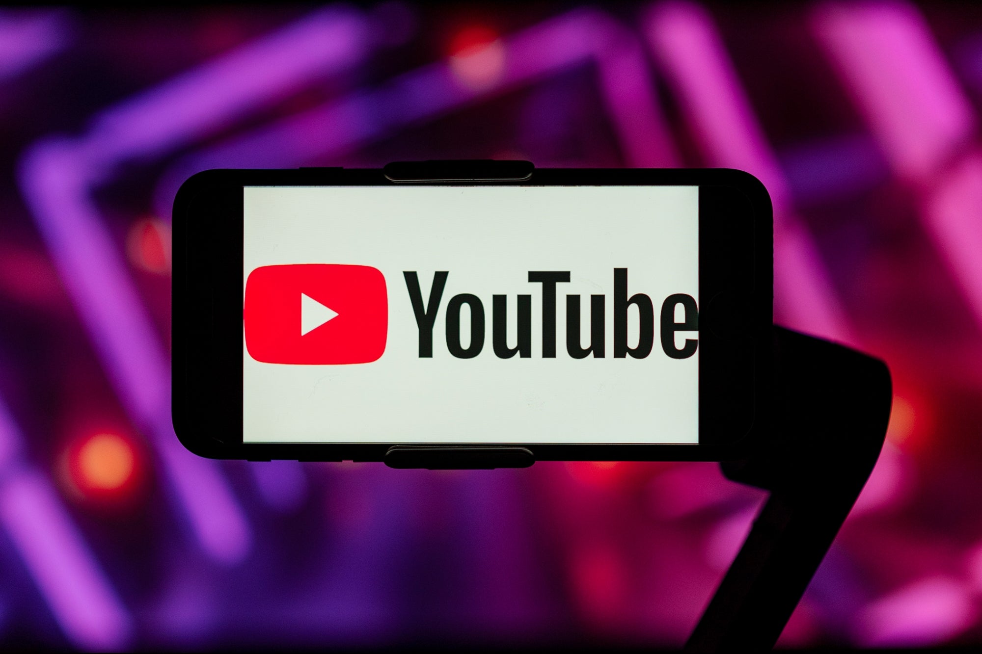 Αν έχετε θέμα με το YouTube στο κινητό σας, δεν είστε οι μόνοι - Τι πρέπει να κάνετε