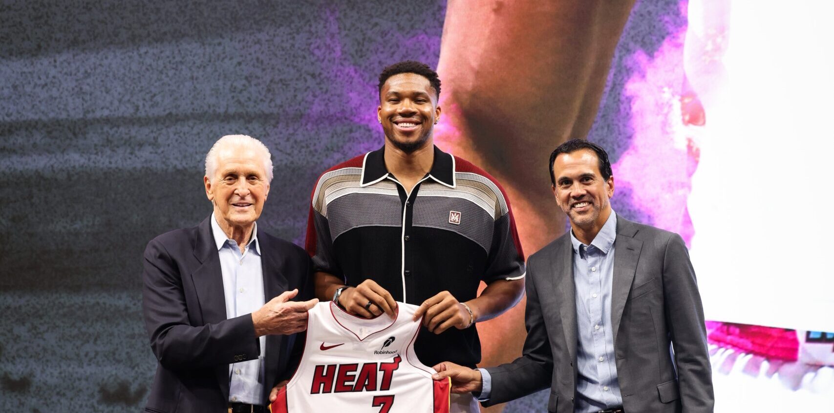 Οι 10 θρύλοι του NBA που άλλαξαν τον εμβληματικό αριθμό τους πριν από τον Γιάννη