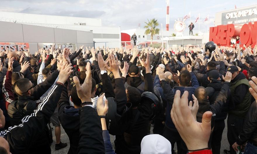 Εντυπωσιακή μοτοπορεία των οπαδών του Ολυμπιακού - Συνόδεψαν το πούλμαν μέχρι το Φιξ!