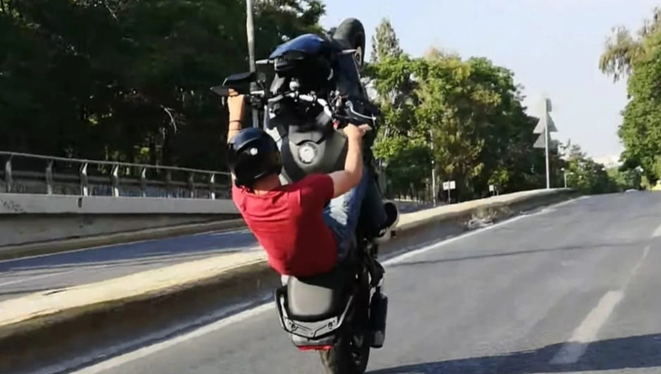 Νεαρός παίζει τη ζωή του κορώνα γράμματα με σούζες και ελιγμούς στους δρόμους της Αθήνας για τα likes στα social media