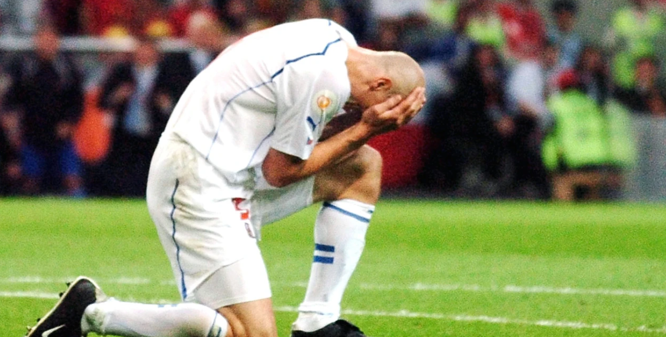 Πριν λίγα χρόνια «τρομοκρατούσε» τις αντίπαλες άμυνες, τώρα δυσκολεύεται να κλωτσήσει τη μπάλα (BINTEO)