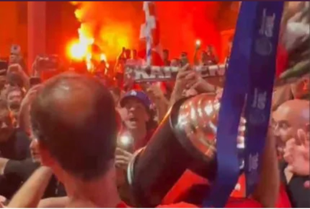 Εντυπωσιακές εικόνες από το SPORT24: Παράνοια και αποθέωση για Μπαρτζώκα και Αγγελόπουλους στο πάρκινγκ του ΣΕΦ
