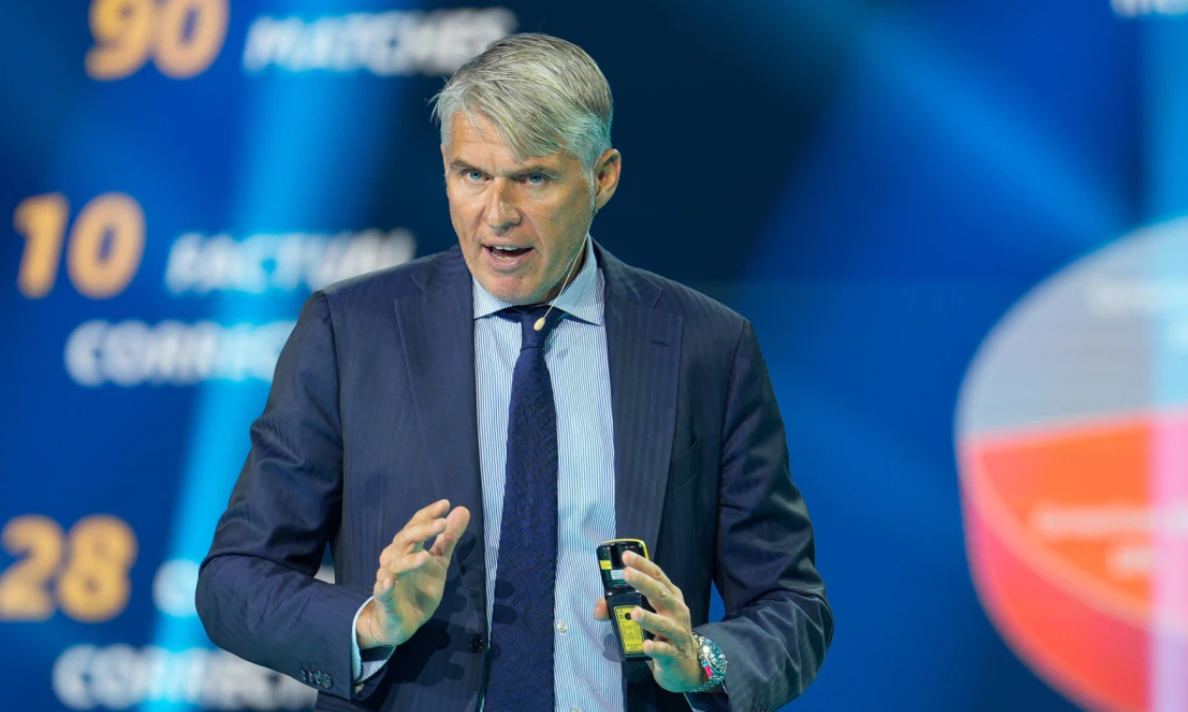 Οι νέες οδηγίες της UEFA στους διαιτητές - Τι ισχύει με τον κανονισμό για το χέρι, τη χρήση VAR και τα αυστηρά τάκλιν