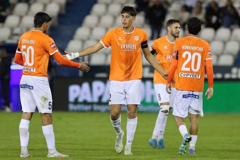 Χάρηκαν για ένα δικό τους παιδί που φορούσε πορτοκαλί φανέλα!