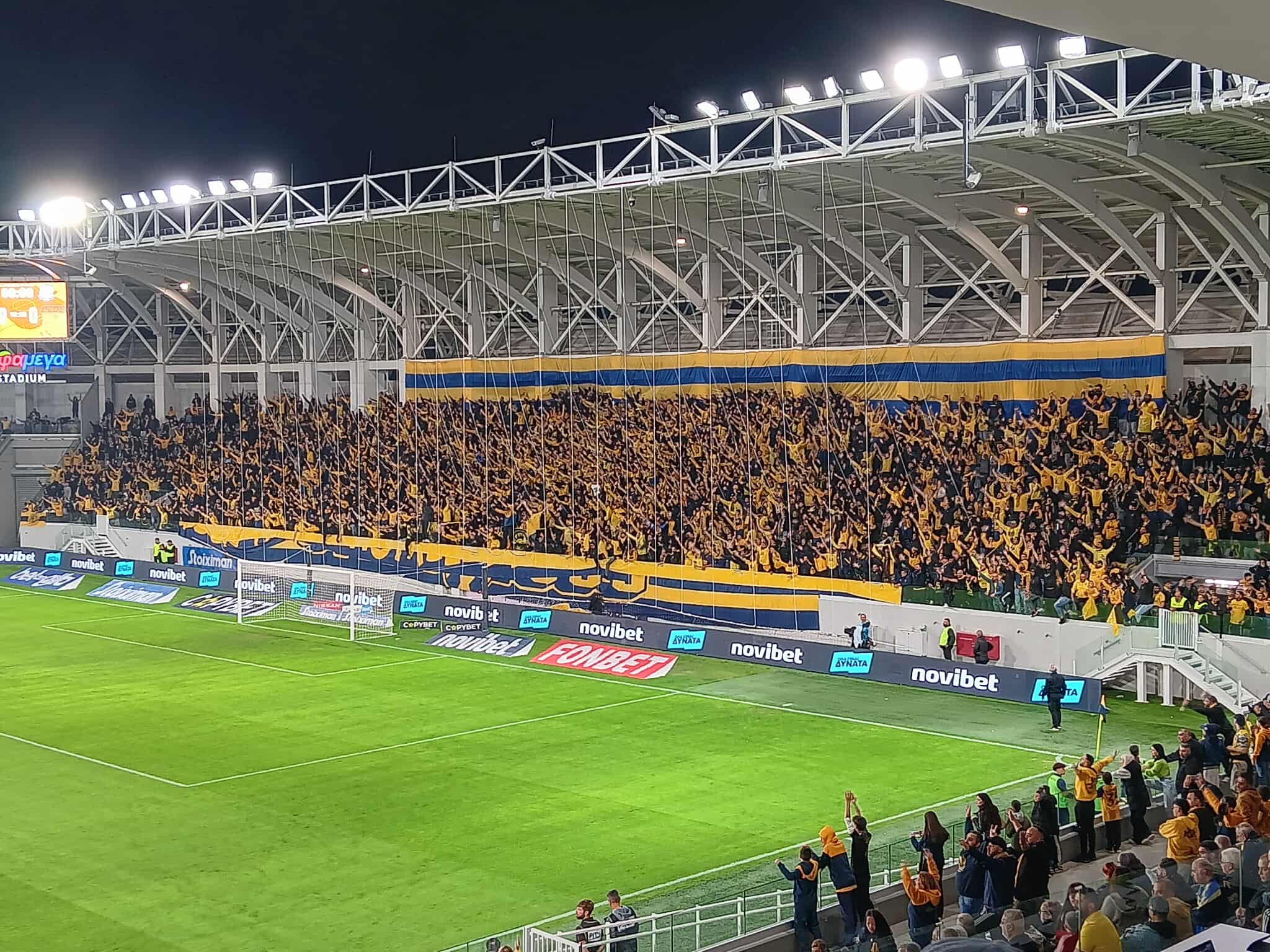 Τραγούδησαν “Το χόρτο μαγικό” οι ΑΕΛίστες – Δείτε το ΒΙΝΤΕΟ