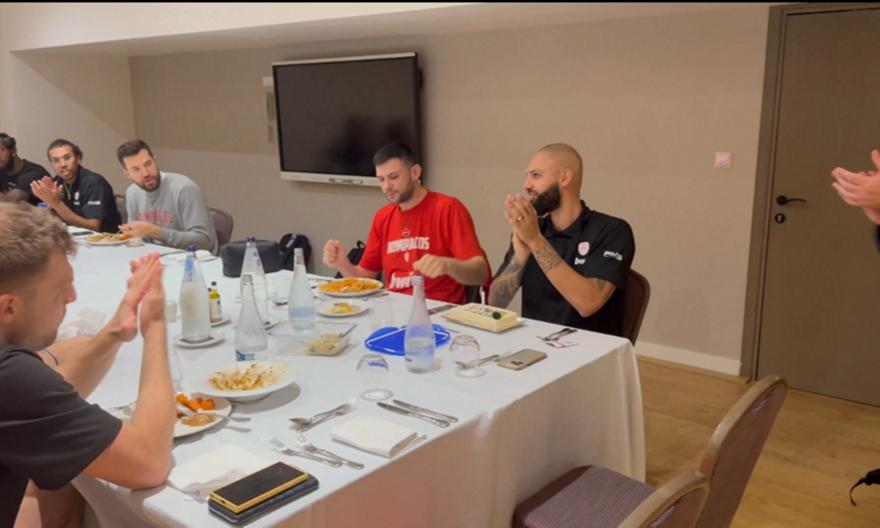 Η τούρτα έκπληξη του Ολυμπιακού στον Φουρνιέ (ΒΙΝΤΕΟ) Η τούρτα έκπληξη του Ολυμπιακού στον Φουρνιέ (ΒΙΝΤΕΟ)