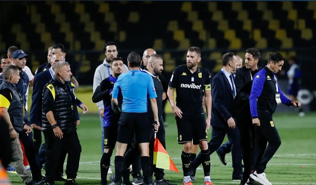 Έξαλλος ο Χιμένεθ με τη διαιτησία