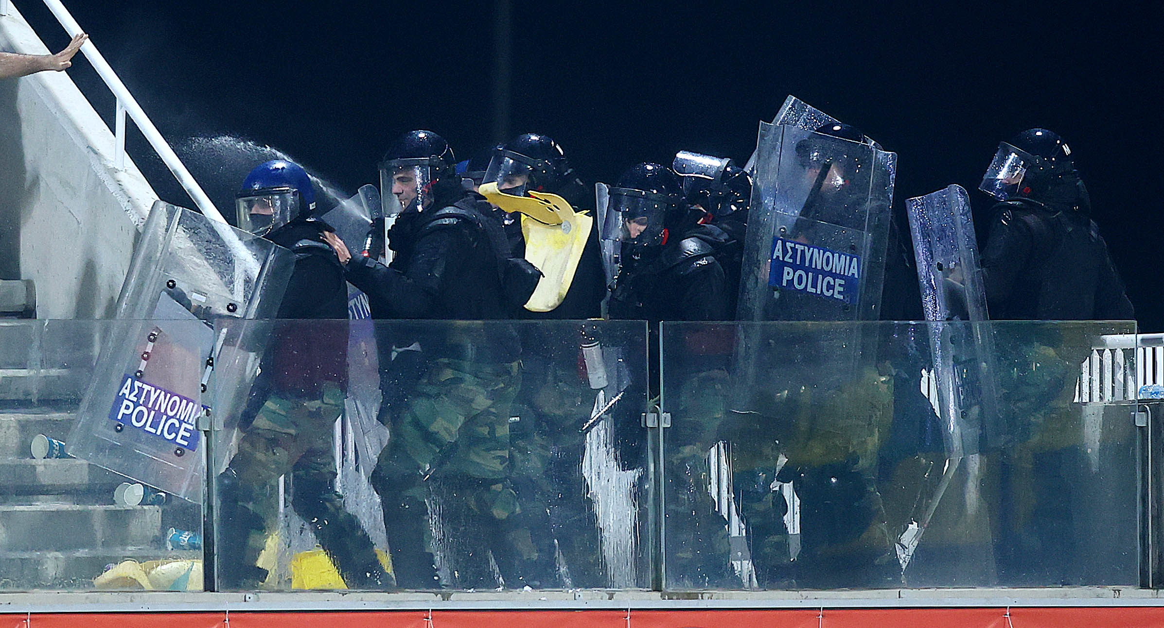 ΒΙΝΤΕΟ: Καρέ-καρέ η συμπλοκή μεταξύ Αστυνομίας και Ανορθωσιατών στην Αρένα