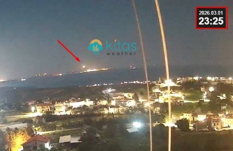 Σοκαριστικές εικόνες: Η κάμερα του kitasweather κατέγραψε το βράδυ πολλαπλά ιπτάμενα αντικείμενα πάνω από τις Βάσεις