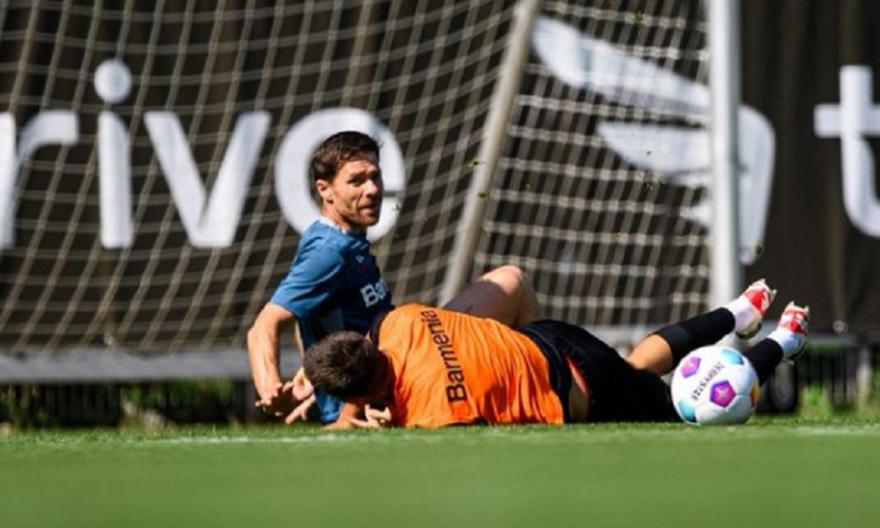 Τον δίδαξε… δίνοντάς του τα πόδια στο χέρι: Ο Αλόνσο σώριασε 16χρονο στην προπόνηση της Λεβερκούζεν! (ΒΙΝΤΕΟ)