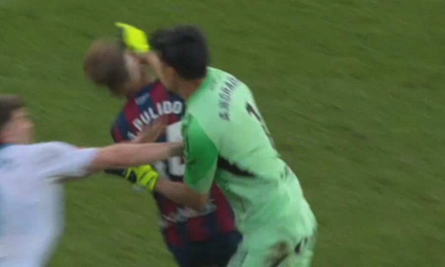 BINTEO: Ο κίπερ της Σαραγόσα γρονθοκόπησε εν θερμώ τον αρχηγό της Ουέσκα