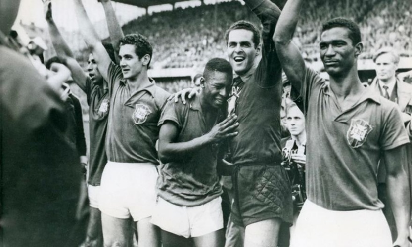 Η ιστορική φανέλα του Πελέ από το 1958 πωλήθηκε για 4,9 εκατ. δολάρια - Έγινε η δεύτερη πιο ακριβή στον κόσμο!