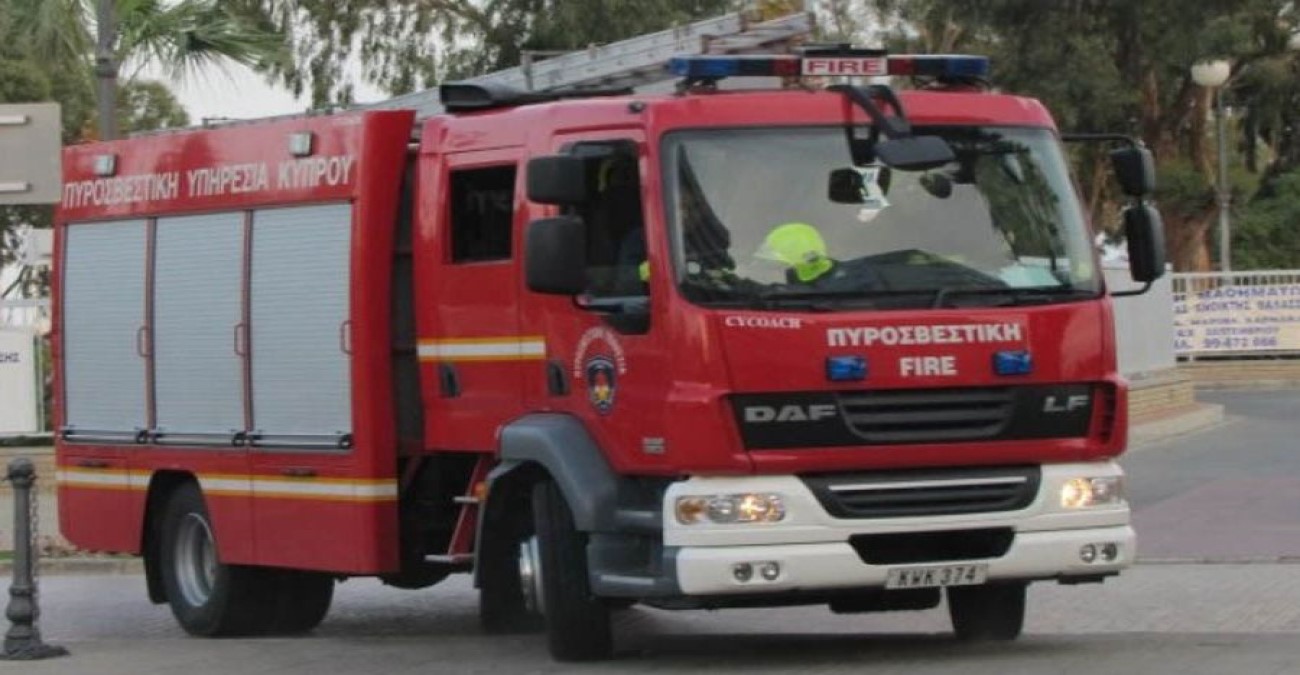 Μαίνεται η πυρκαγιά: Στις φλόγες ολόκληρο το εργοστάσιο στην Αραδίππου – Ενισχύονται οι πυροσβεστικές δυνάμεις