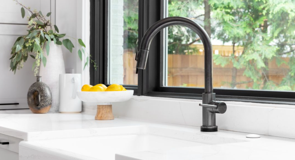 To απλό κόλπο με το λεμόνι για να γυαλίσει η βρύση της κουζίνας