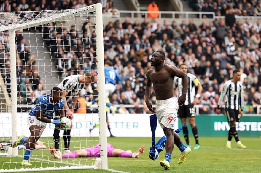 Σούπερ ανατροπή από τις «μαυρόγατες» στο 90+1’, με τη Σάντερλαντ να σοκάρει τη Νιουκάστλ