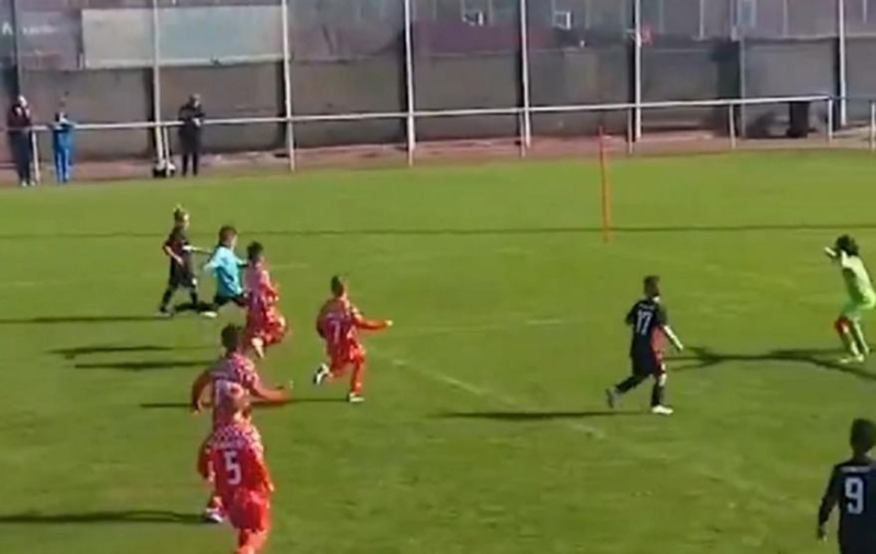 Ποιος Τσιλαβέρτ και ποιος Χιγκίτα; Ο τερματοφύλακας της U9 της Άιντραχτ ντρίμπλαρε τους πάντες και σκόραρε! (ΒΙΝΤΕΟ)