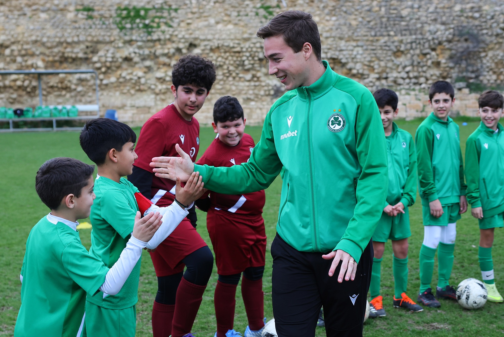 Μια μέρα που θα τους μείνει αξέχαστη: Ο Κάρελ Άιτινγκ δίπλα στους μικρούς άσους των Grassroots! (ΦΩΤΟΓΡΑΦΙΕΣ)