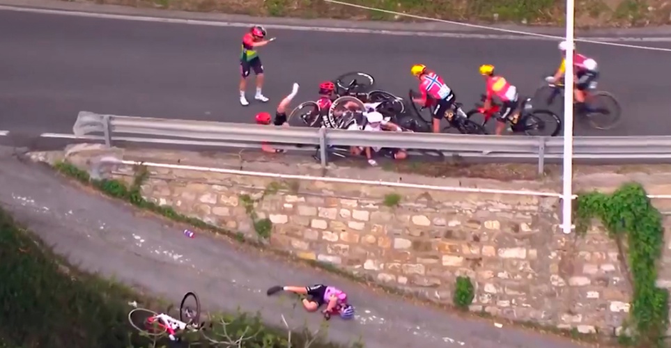 Τρομακτικό ατύχημα σε ποδηλατικό αγώνα γυναικών (ΒΙΝΤΕΟ)