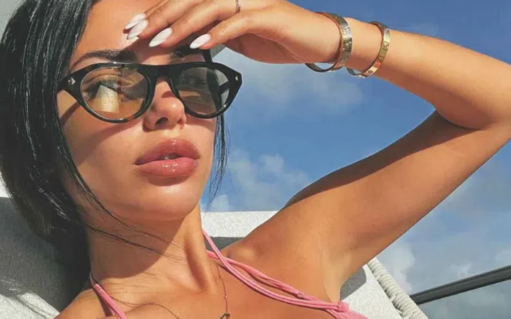 Σύντροφος ποδοσφαιριστή του Ολυμπιακού το έριξε στην ηλιοθεραπεία και έβαλε «φωτιά» στα social media (ΦΩΤΟΓΡΑΦΙΕΣ)