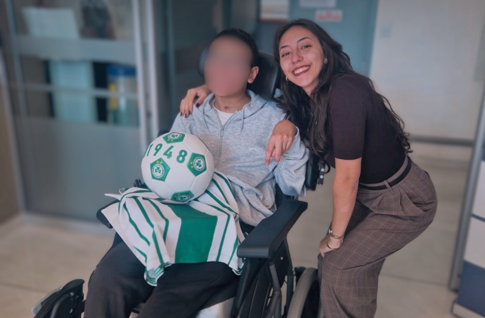 Omonoia Foundation και Lambadistis Physio Centre έδωσαν ΧΑΡΑ σε νεαρό ασθενή και οπαδό των πρασίνων (ΦΩΤΟΓΡΑΦΙΕΣ)