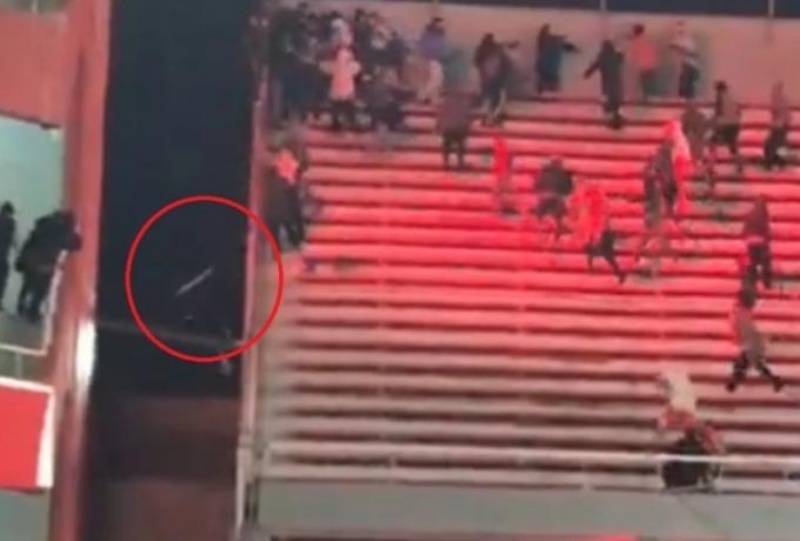 Στο νοσοκομείο 12 Χιλιανοί οπαδοί σε σοβαρή κατάσταση – Στο χειρουργείο ο οπαδός που έπεσε από την εξέδρα (ΒΙΝΤΕΟ) Στο νοσοκομείο 12 Χιλιανοί οπαδοί σε σοβαρή κατάσταση – Στο χειρουργείο ο οπαδός που έπεσε από την εξέδρα (ΒΙΝΤΕΟ)
