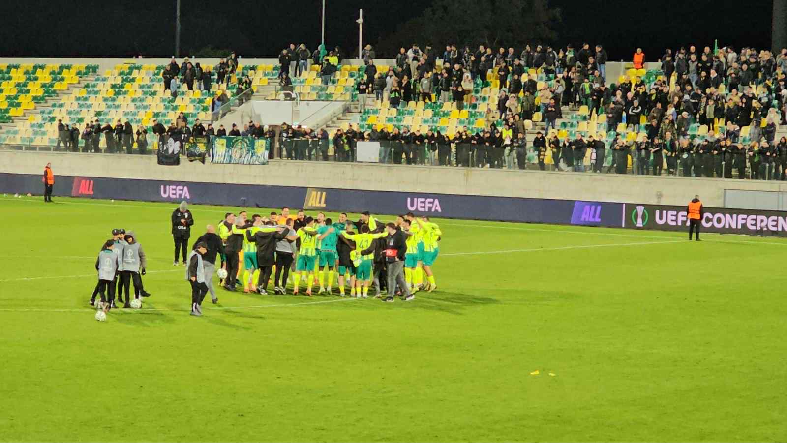 &Omicron;&iota; &pi;&alpha;&nu;&eta;&gamma;&upsilon;&rho;&iota;&sigma;&mu;&omicron;ί &alpha;&pi;ό &tau;&omicron;&upsilon;&sigmaf; &Alpha;&Epsilon;&Kappa;&Tau;&Zeta;&Eta;&Delta;&Epsilon;&Sigma; &mu;&epsilon;&tau;ά &tau;&eta;&nu; &nu;ί&kappa;&eta;-&pi;&rho;ό&kappa;&rho;&iota;&sigma;&eta; &sigma;&tau;&omicron;&upsilon;&sigmaf; 16 (&Phi;&Omega;&Tau;&Omicron;&Gamma;&Rho;&Alpha;&Phi;&Iota;&Epsilon;&Sigma; &Beta;&Iota;&Nu;&Tau;&Epsilon;&Omicron;)