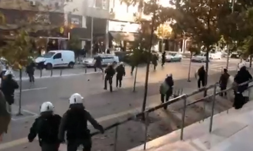 Δίκη Άλκη Καμπανού: Επεισόδια και χημικά έξω από τα δικαστήρια της Θεσσαλονίκης – Δύο συλλήψεις (ΒΙΝΤΕΟ)