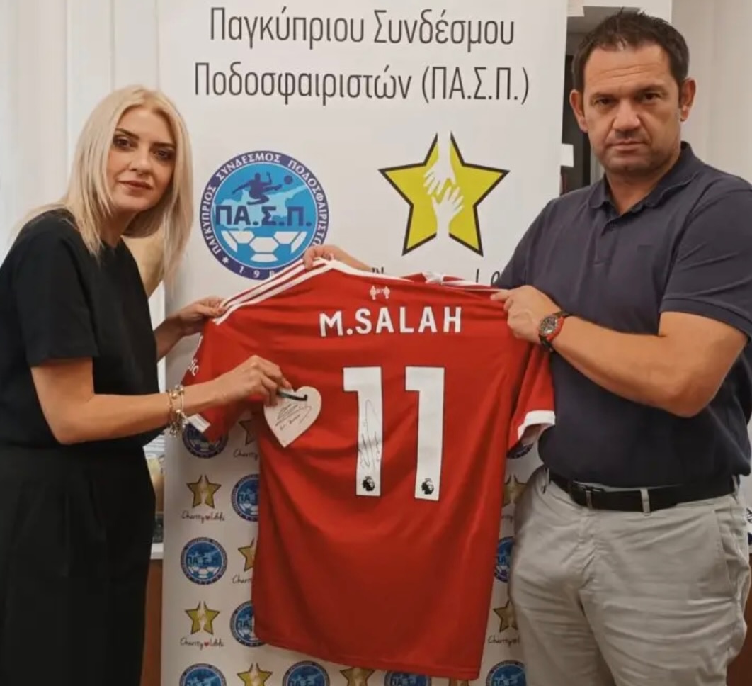Φιλανθρωπική πρωτοβουλία από τον ΠΑ.Σ.Π.: Παρέδωσε υπογεγραμμένη φανέλα του Σαλάχ ο Σ. Νεοφυτίδης